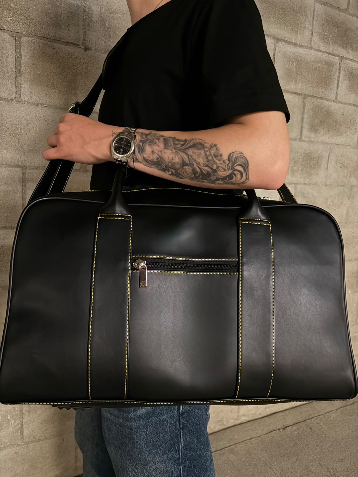 Bolso negro clásico con costuras amarillas