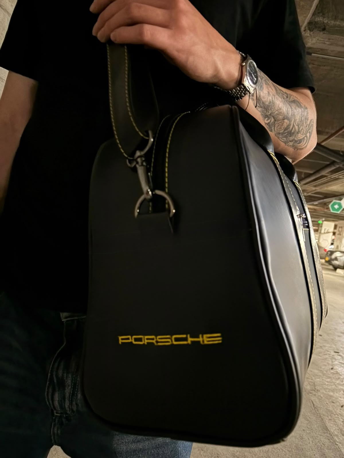 Bolso negro con detalles amarillos estilo automotriz