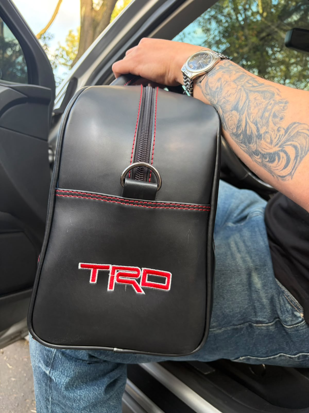 Bolso negro con detalles rojos TRD